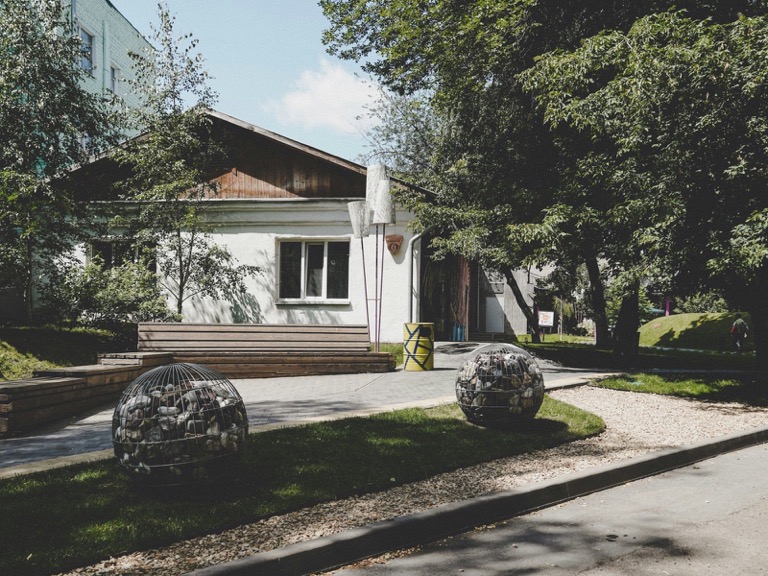 Sfeerbeeld (Unsplash): witte woning tussen het groen